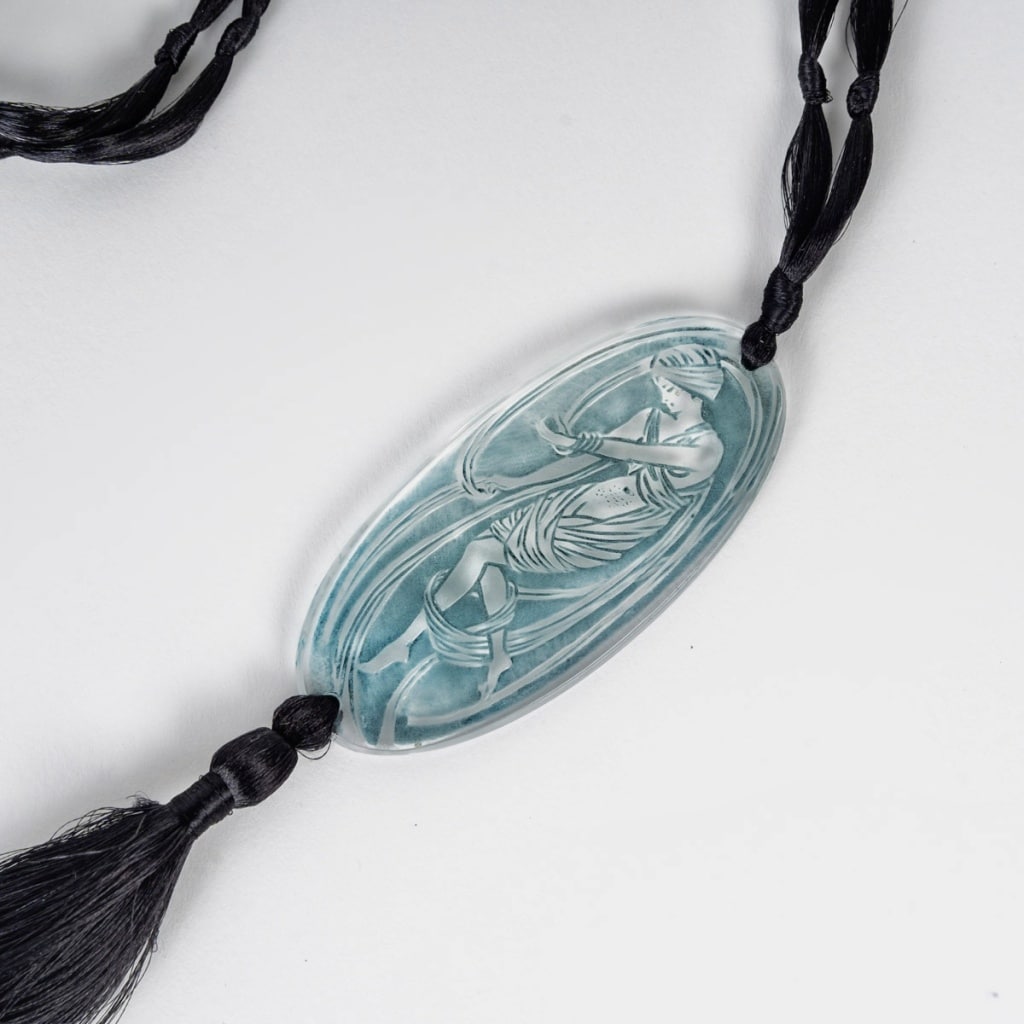 Pendentif "Figurine Drapée" verre blanc patiné bleu de René LALIQUE 