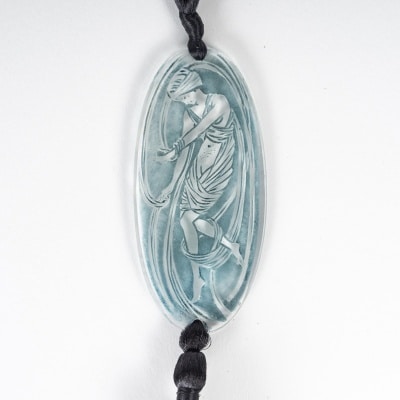 Pendentif "Figurine Drapée" verre blanc patiné bleu de René LALIQUE