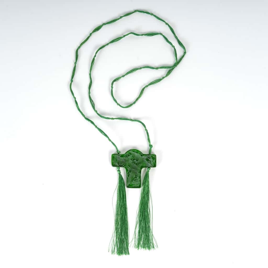 Pendentif Croix "Cigognes" verre vert patiné blanc de René LALIQUE 