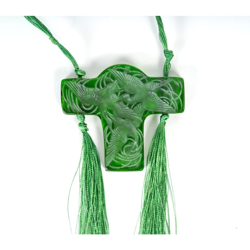 Pendentif Croix "Cigognes" verre vert patiné blanc de René LALIQUE 