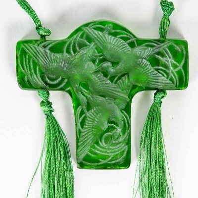 Pendentif Croix "Cigognes" verre vert patiné blanc de René LALIQUE
