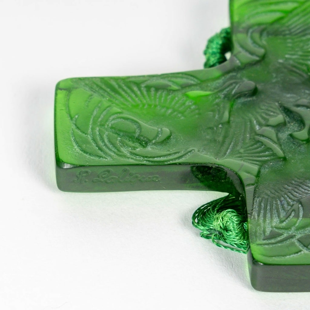 Pendentif Croix "Cigognes" verre vert patiné blanc de René LALIQUE 