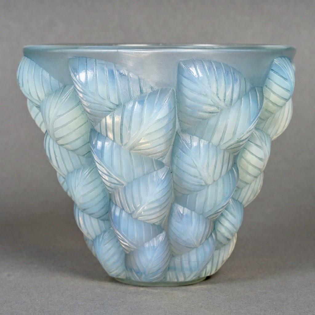 Vase "Moissac" verre opalescent patiné bleu de René LALIQUE 