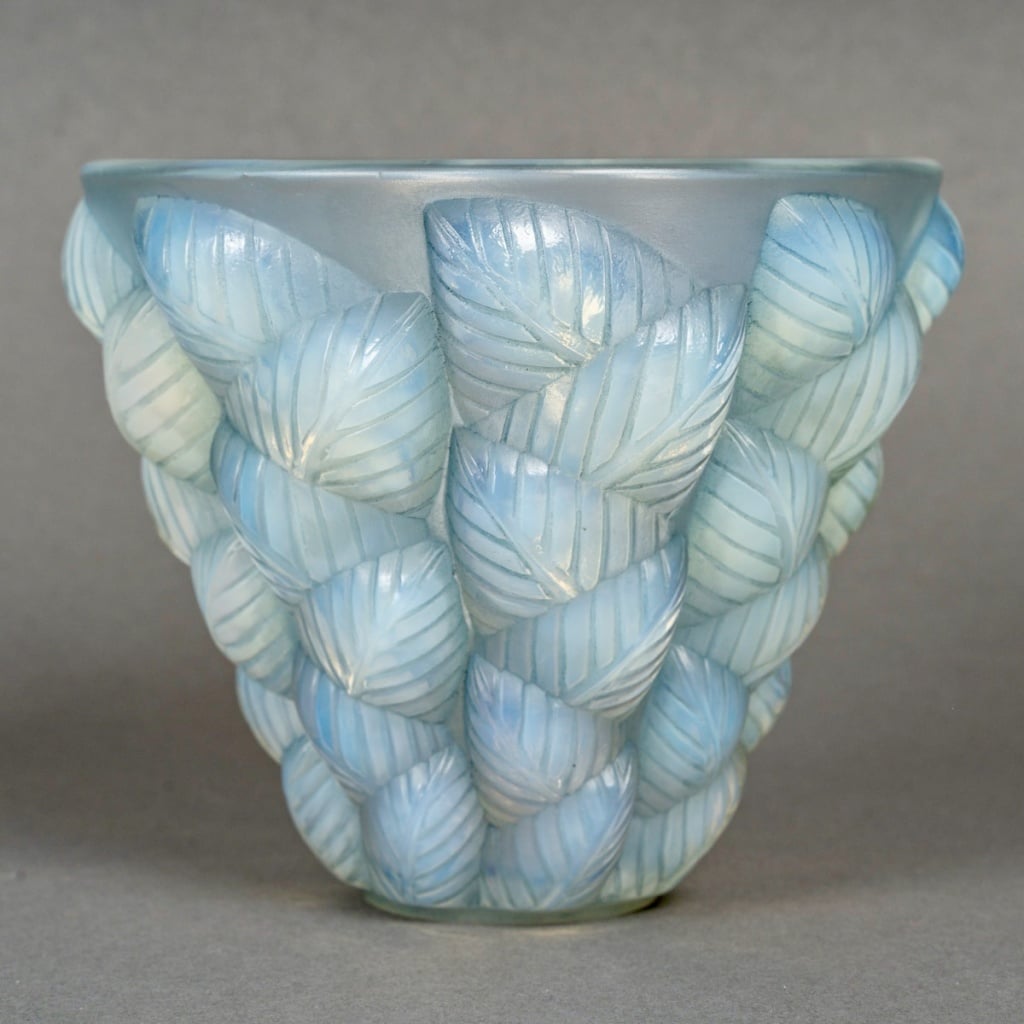 Vase "Moissac" verre opalescent patiné bleu de René LALIQUE 