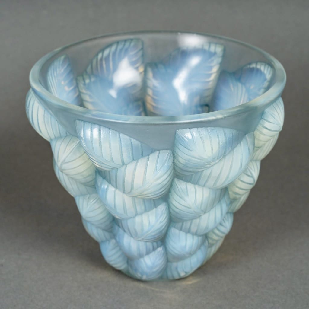 Vase "Moissac" verre opalescent patiné bleu de René LALIQUE 