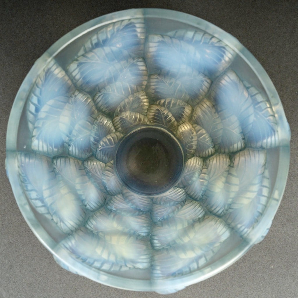 Vase "Moissac" verre opalescent patiné bleu de René LALIQUE 