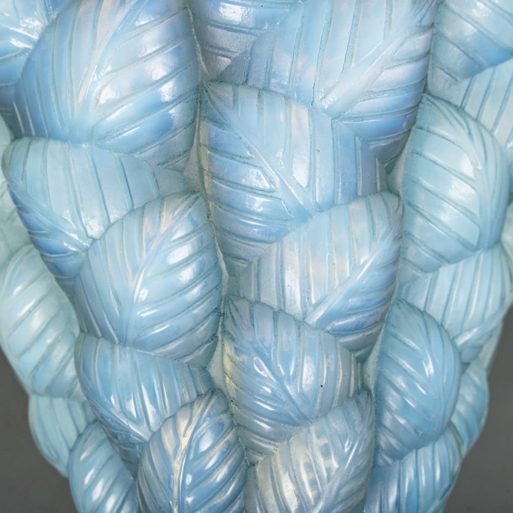 Vase "Moissac" verre opalescent patiné bleu de René LALIQUE 