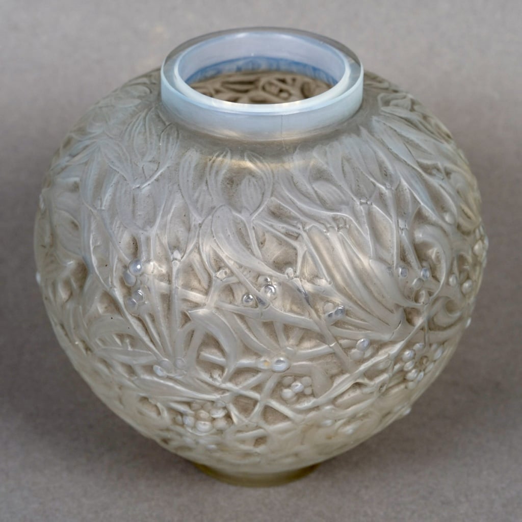 Vase "Gui" verre opalescent patiné gris de René LALIQUE 