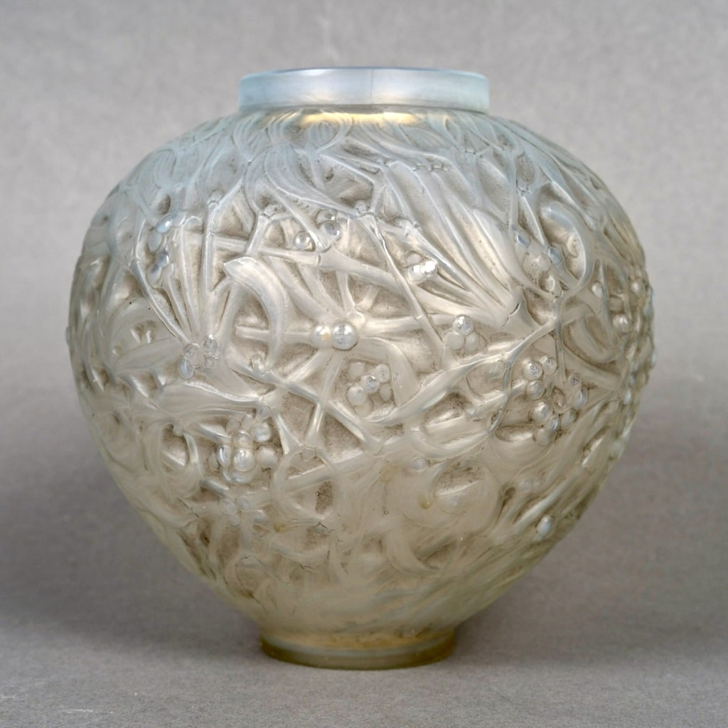 Vase "Gui" verre opalescent patiné gris de René LALIQUE 