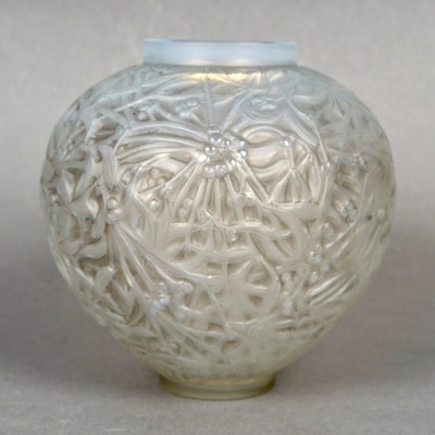 Vase "Gui" verre opalescent patiné gris de René LALIQUE