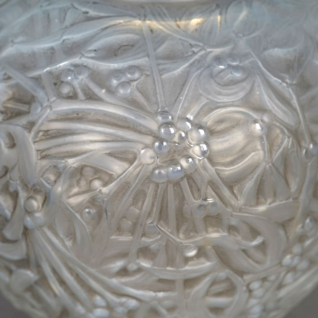 Vase "Gui" verre opalescent patiné gris de René LALIQUE 