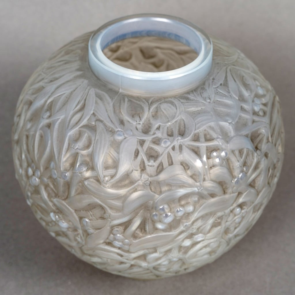 Vase "Gui" verre opalescent patiné gris de René LALIQUE 