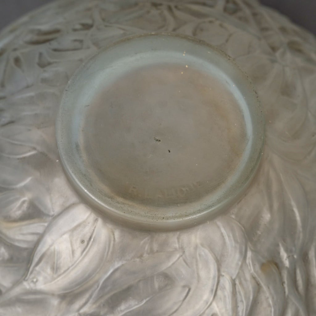 Vase "Gui" verre opalescent patiné gris de René LALIQUE 