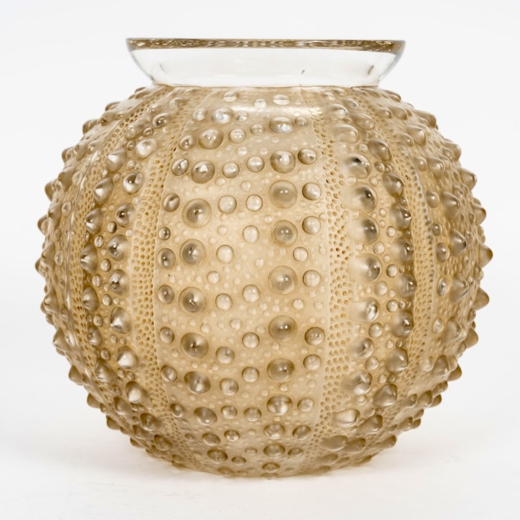 Vase « Oursin » verre blanc patiné sépia de René LALIQUE | Biron 