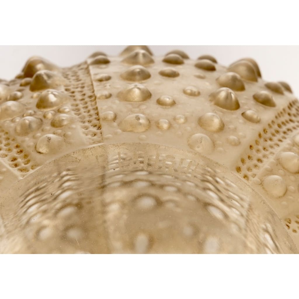 Vase « Oursin » verre blanc patiné sépia de René LALIQUE | Biron 