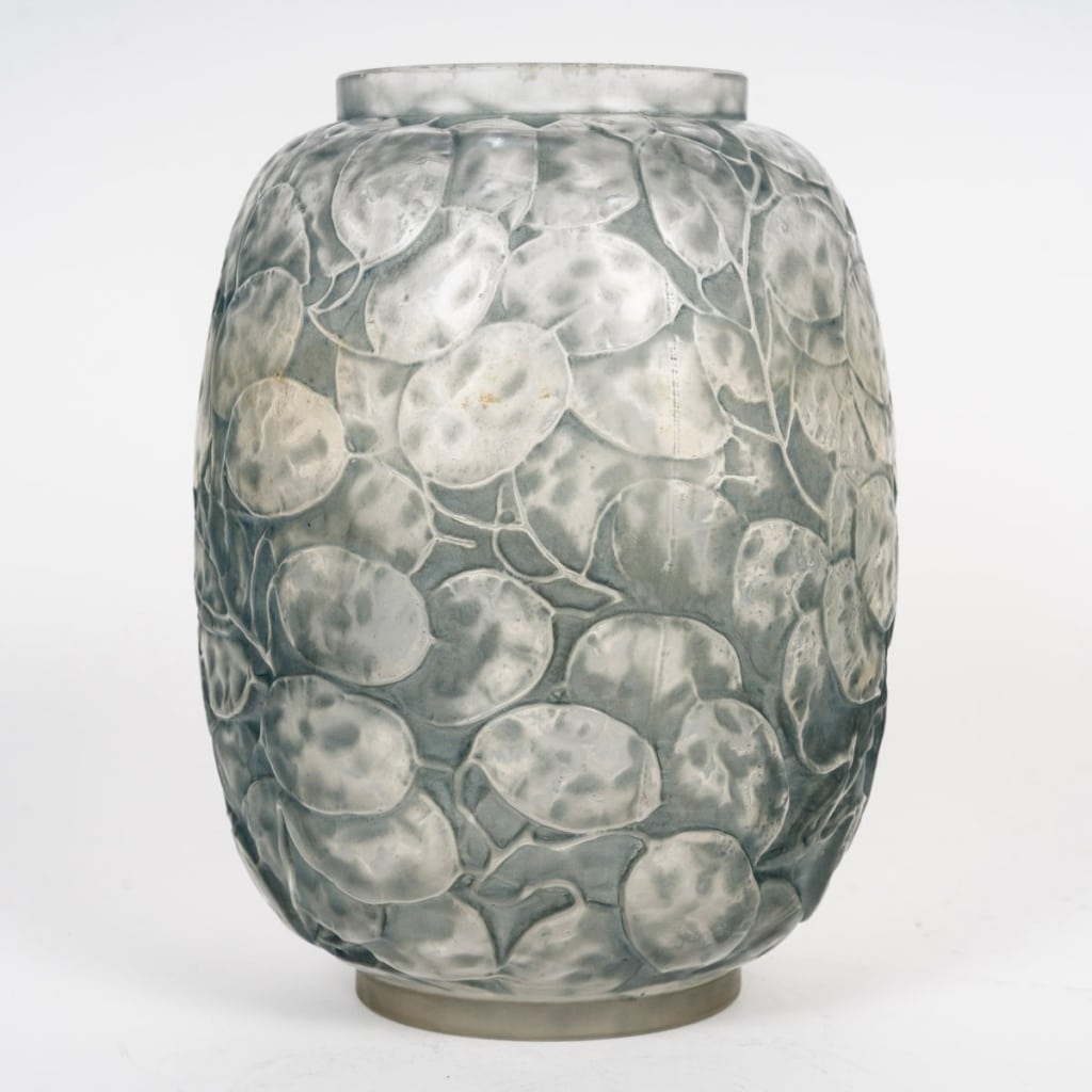 Vase « Monnaie Du Pape » verre blanc patiné bleu de René LALIQUE | Biron 