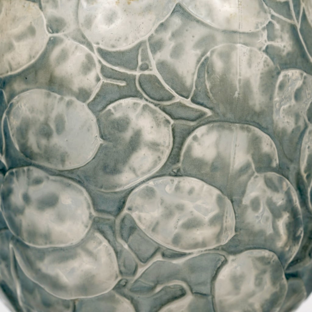 Vase « Monnaie Du Pape » verre blanc patiné bleu de René LALIQUE | Biron 