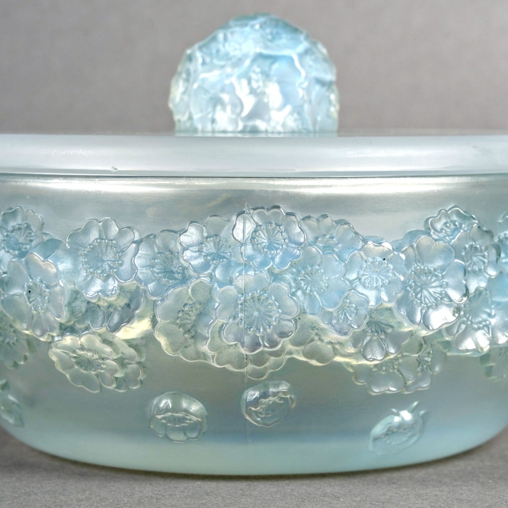 Boîte « Primevères » verre opalescent patiné bleu de René LALIQUE | Biron 