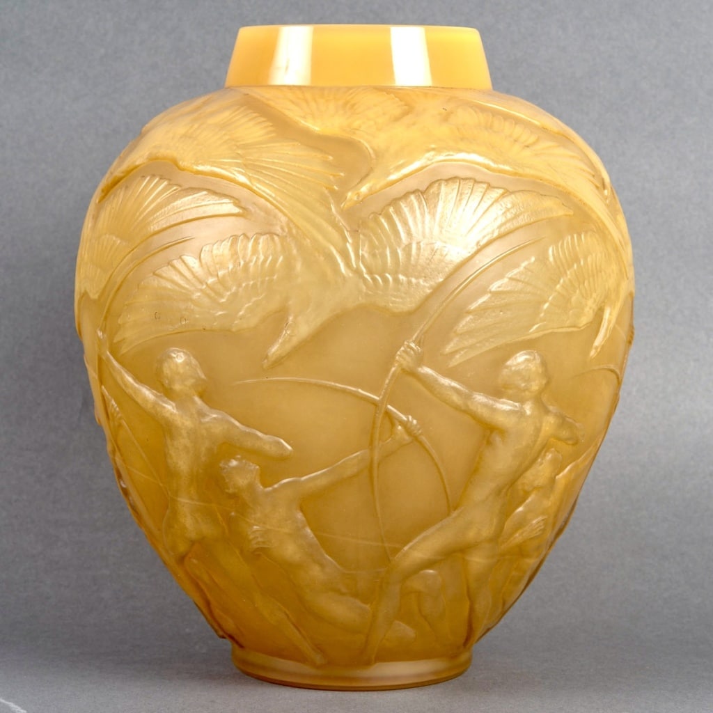 Vase « Archers » verre butterscotch patiné sépia de René LALIQUE | Biron 