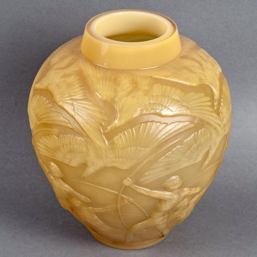Vase « Archers » verre butterscotch patiné sépia de René LALIQUE | Biron 