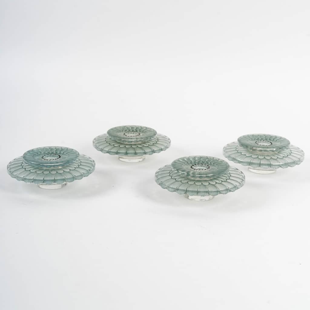 Suite de 4 Bougeoirs « Dahlias » verre blanc patiné bleu et émaillé noir | Biron 