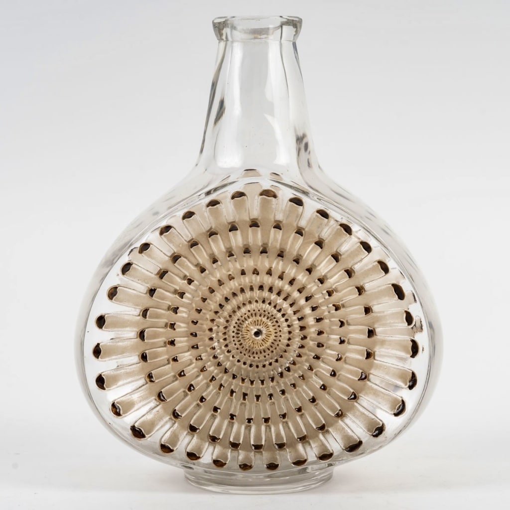 Carafe "Reine Marguerite" verre blanc patiné sépia et émaillé brun de René LALIQUE 