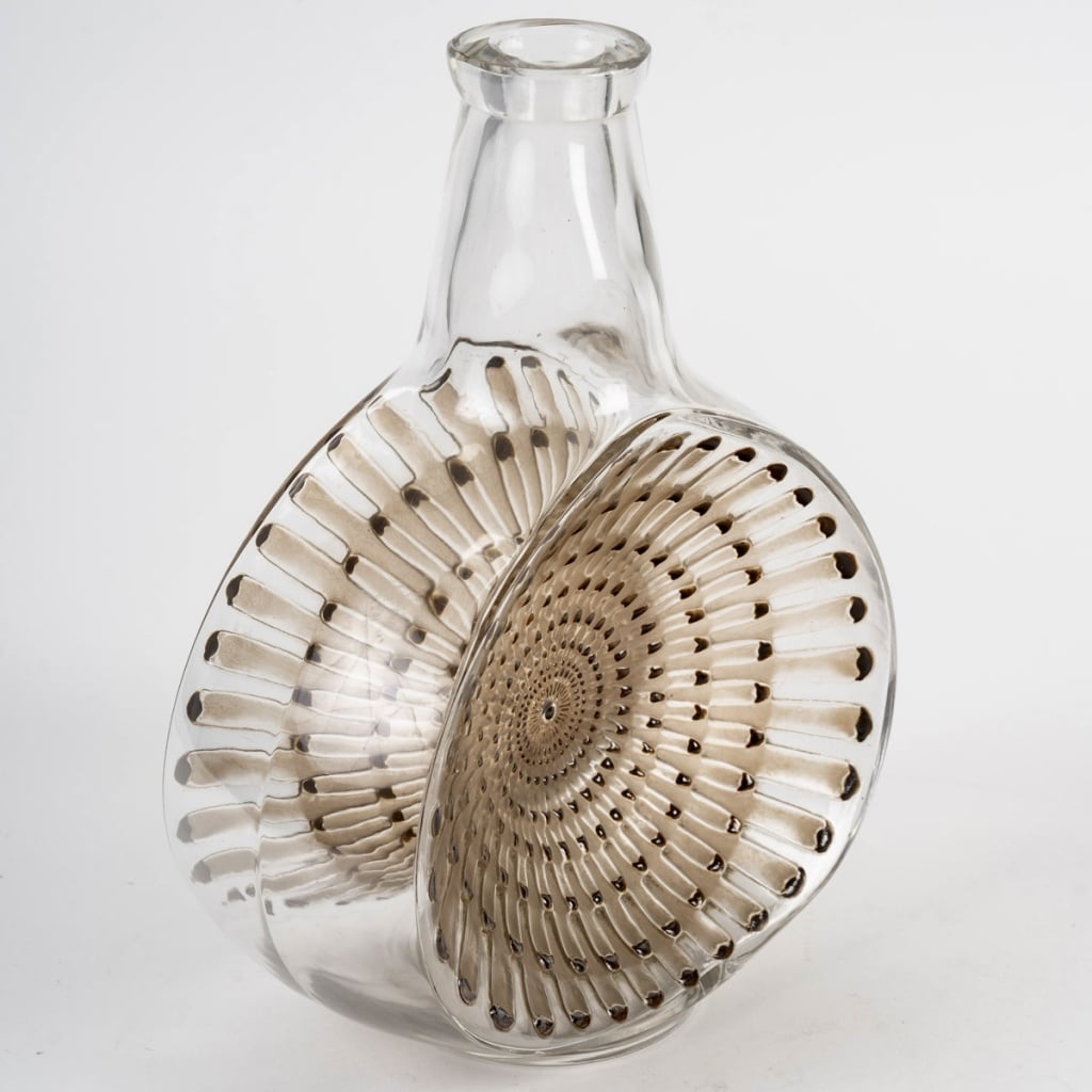 Carafe "Reine Marguerite" verre blanc patiné sépia et émaillé brun de René LALIQUE 