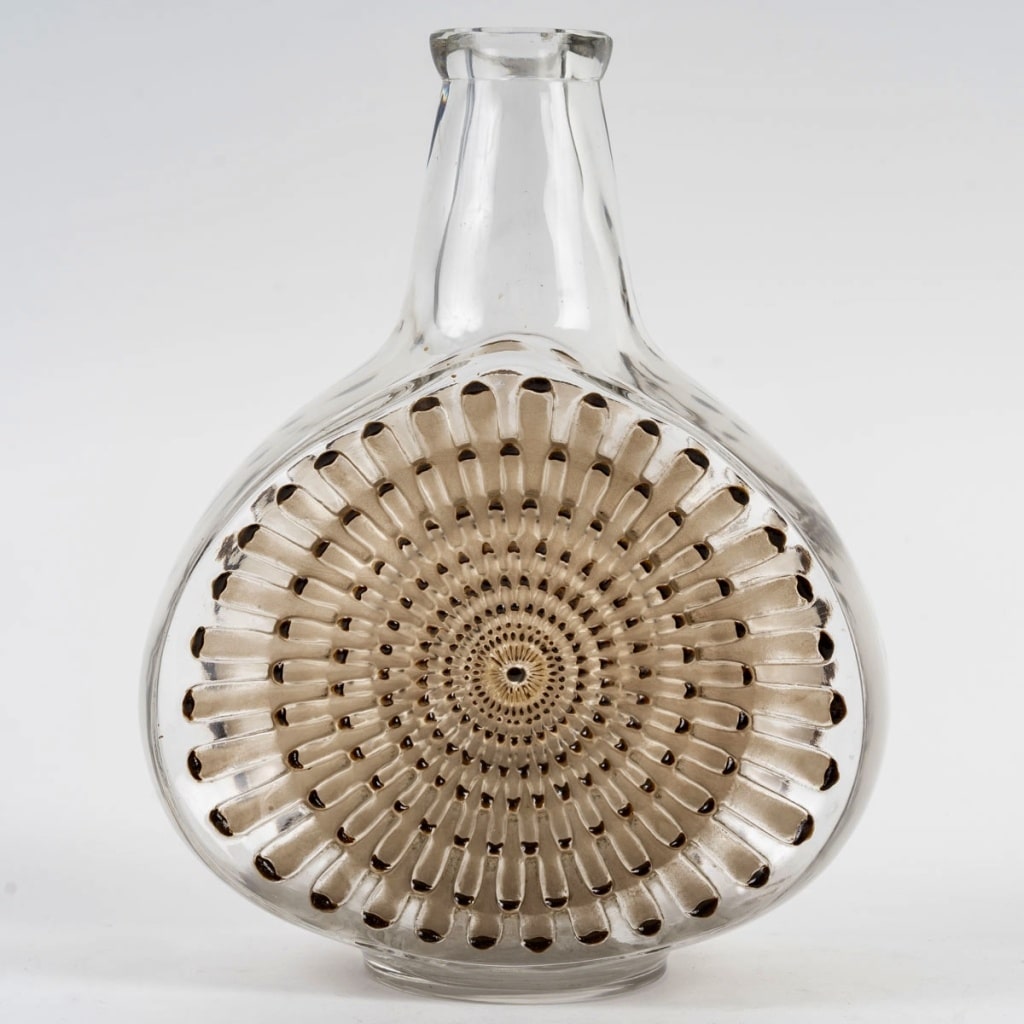 Carafe "Reine Marguerite" verre blanc patiné sépia et émaillé brun de René LALIQUE 