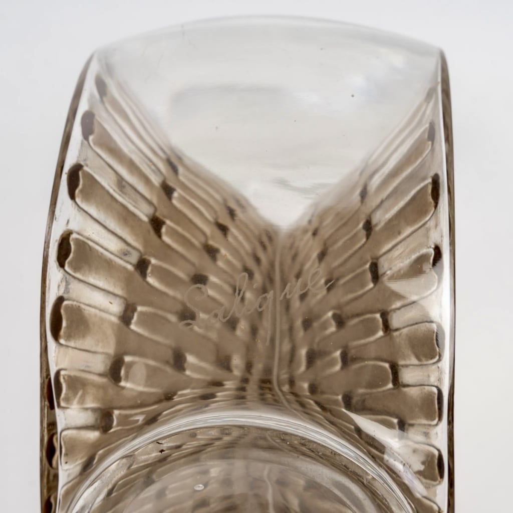 Carafe "Reine Marguerite" verre blanc patiné sépia et émaillé brun de René LALIQUE 