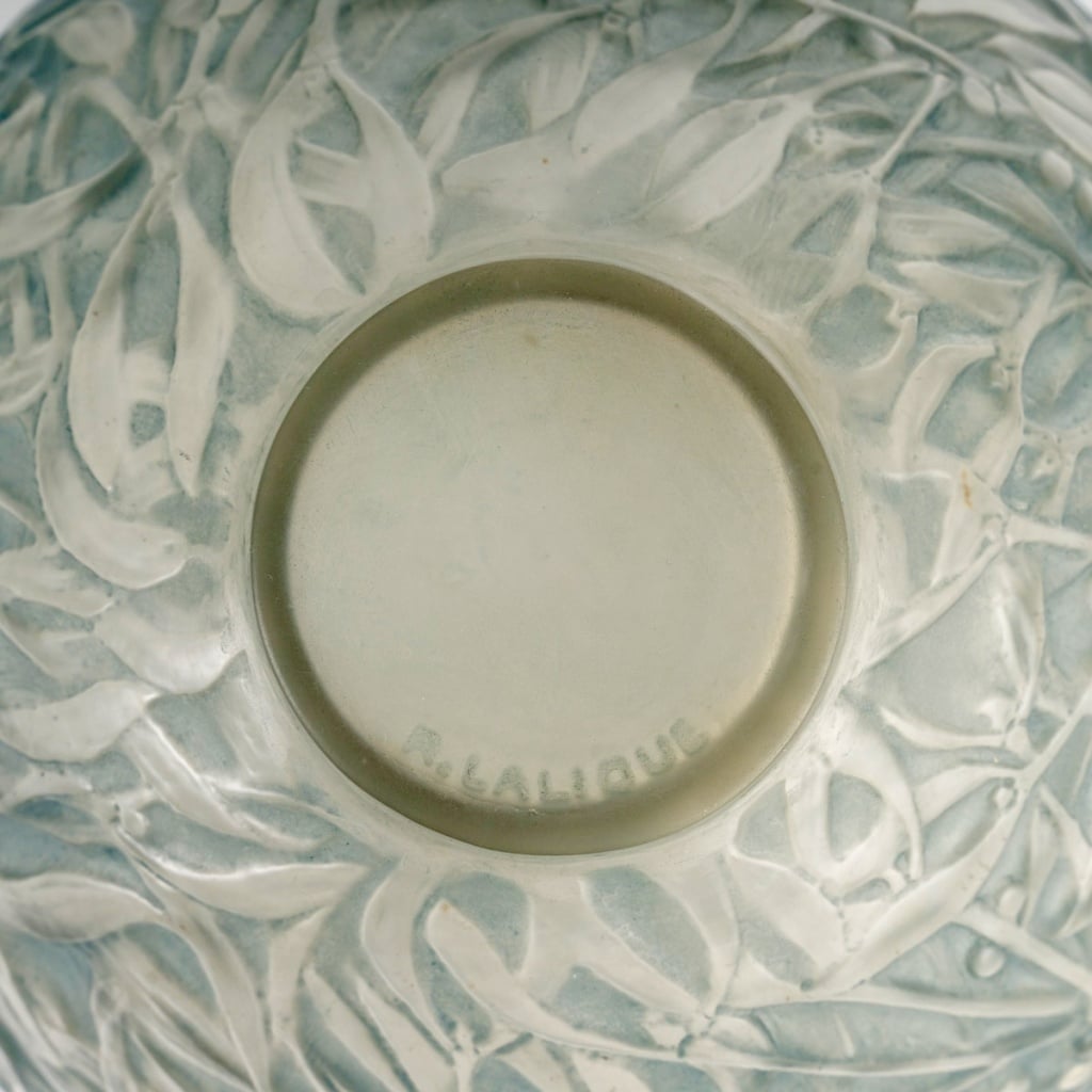 Vase "Gui" verre blanc patiné bleu de René LALIQUE 