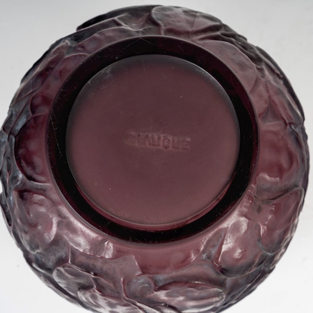 Vase « Monnaie Du Pape » verre améthyste patiné gris de René LALIQUE | Biron 