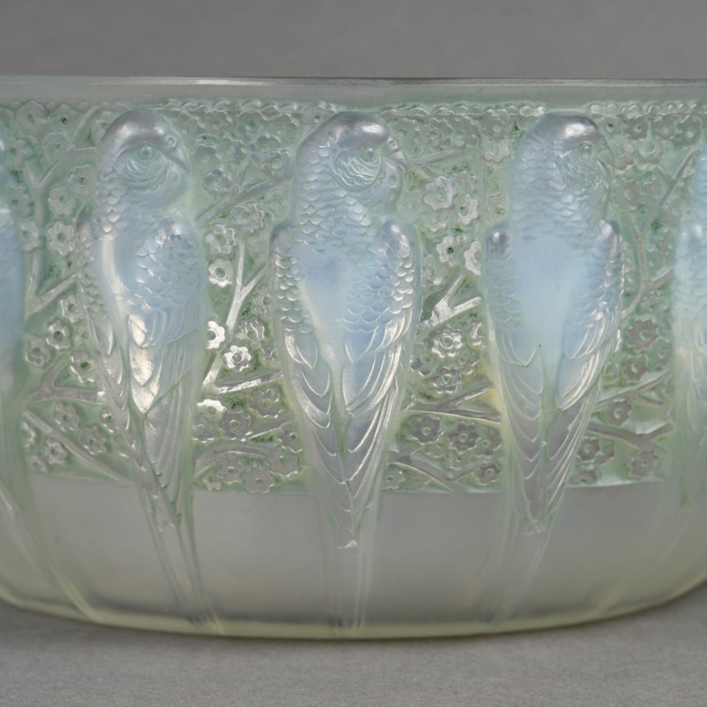Coupe "Perruches" verre opalescent patiné vert de René LALIQUE 