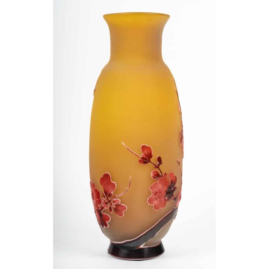 Émile Gallé (1846-1904) « Fleurs de Pommier » Vase en verre soufflé-moulé circa 1905 | Biron 