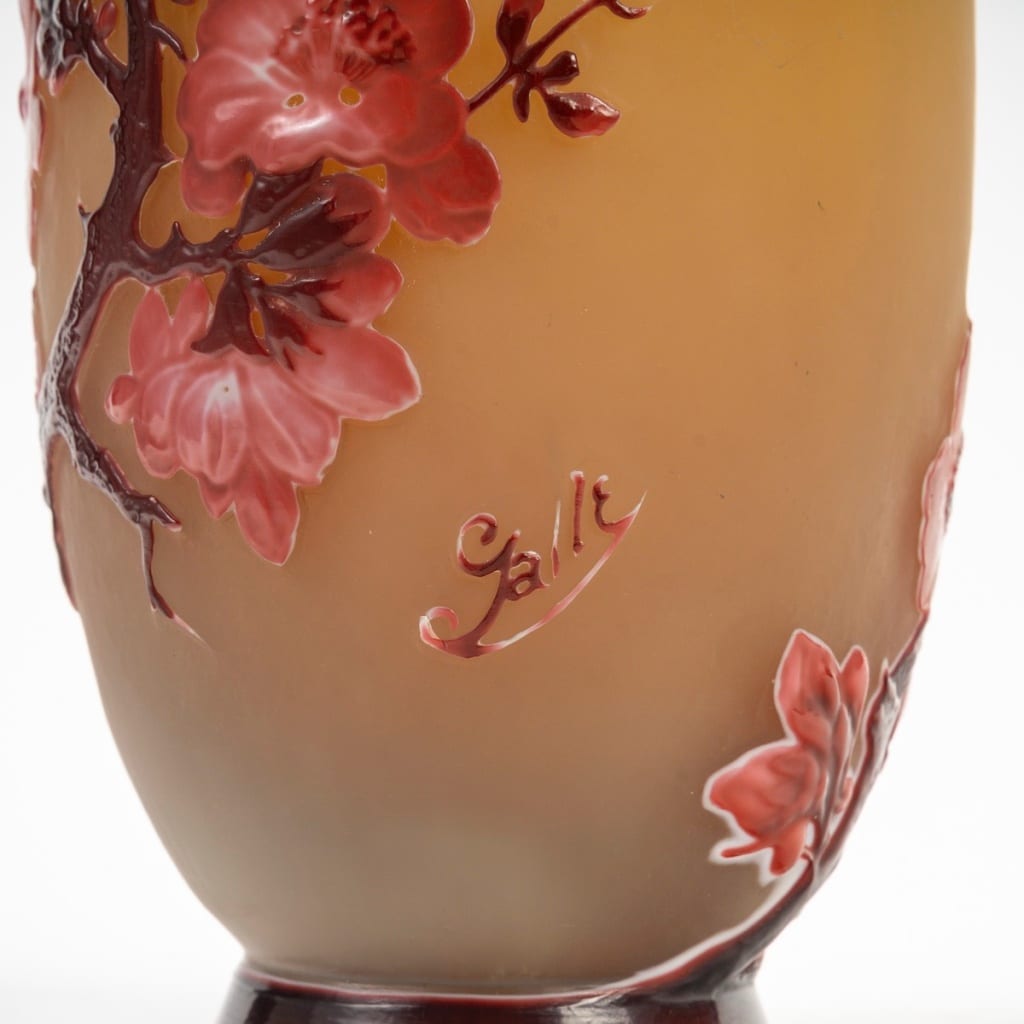 Émile Gallé (1846-1904) « Fleurs de Pommier » Vase en verre soufflé-moulé circa 1905 | Biron 