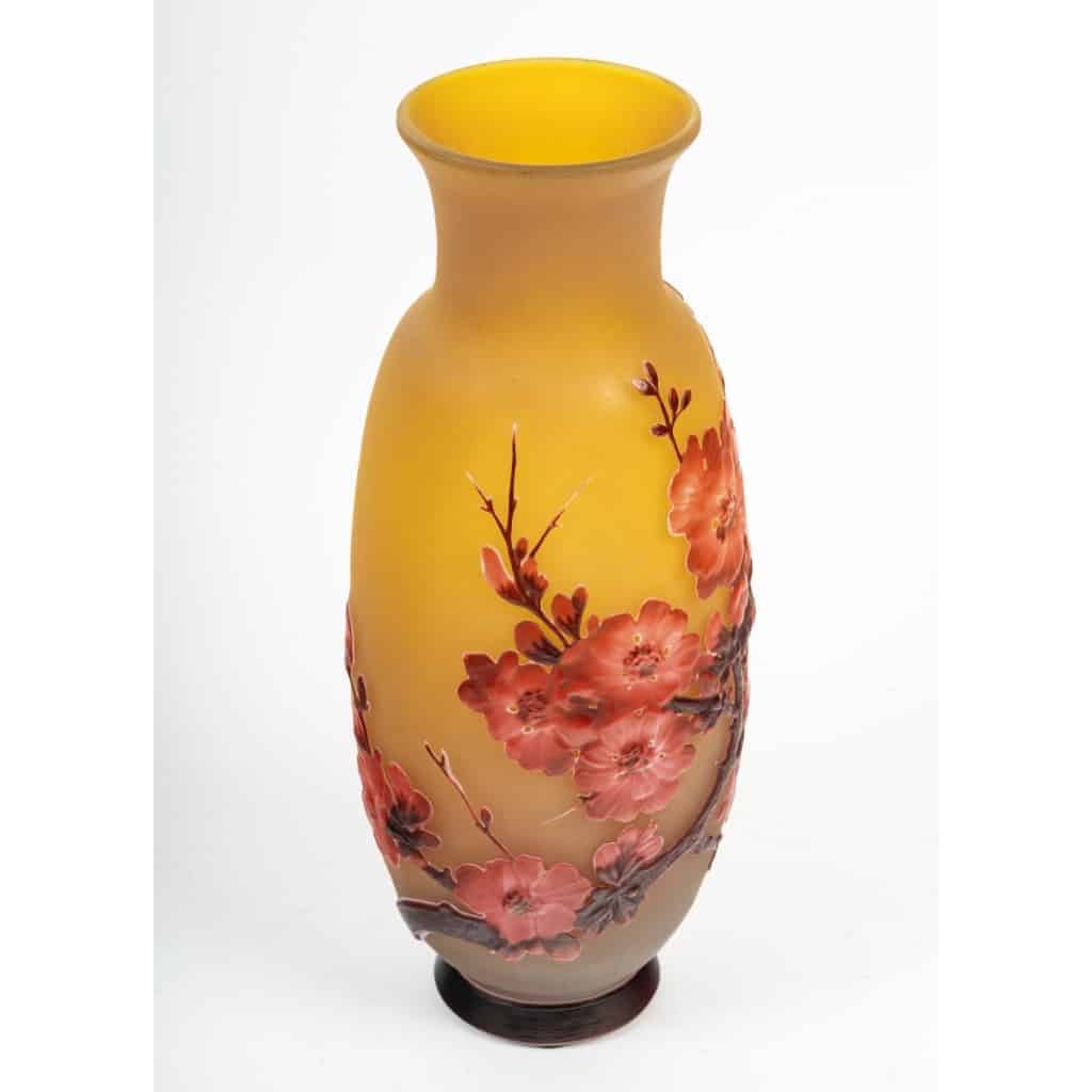 Émile Gallé (1846-1904) « Fleurs de Pommier » Vase en verre soufflé-moulé circa 1905 | Biron 