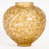 Vase "Gui" verre blanc patiné sépia de René LALIQUE 