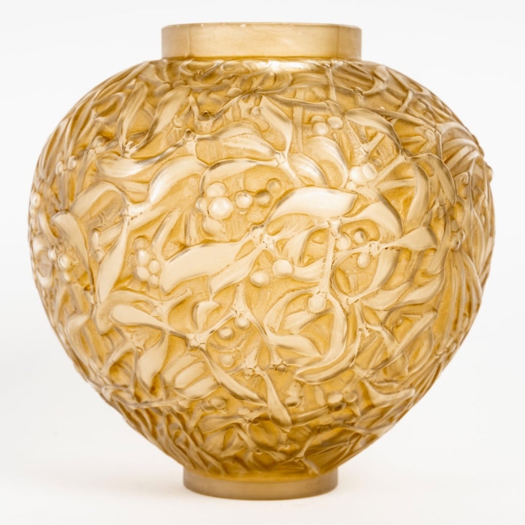Vase "Gui" verre blanc patiné sépia de René LALIQUE 
