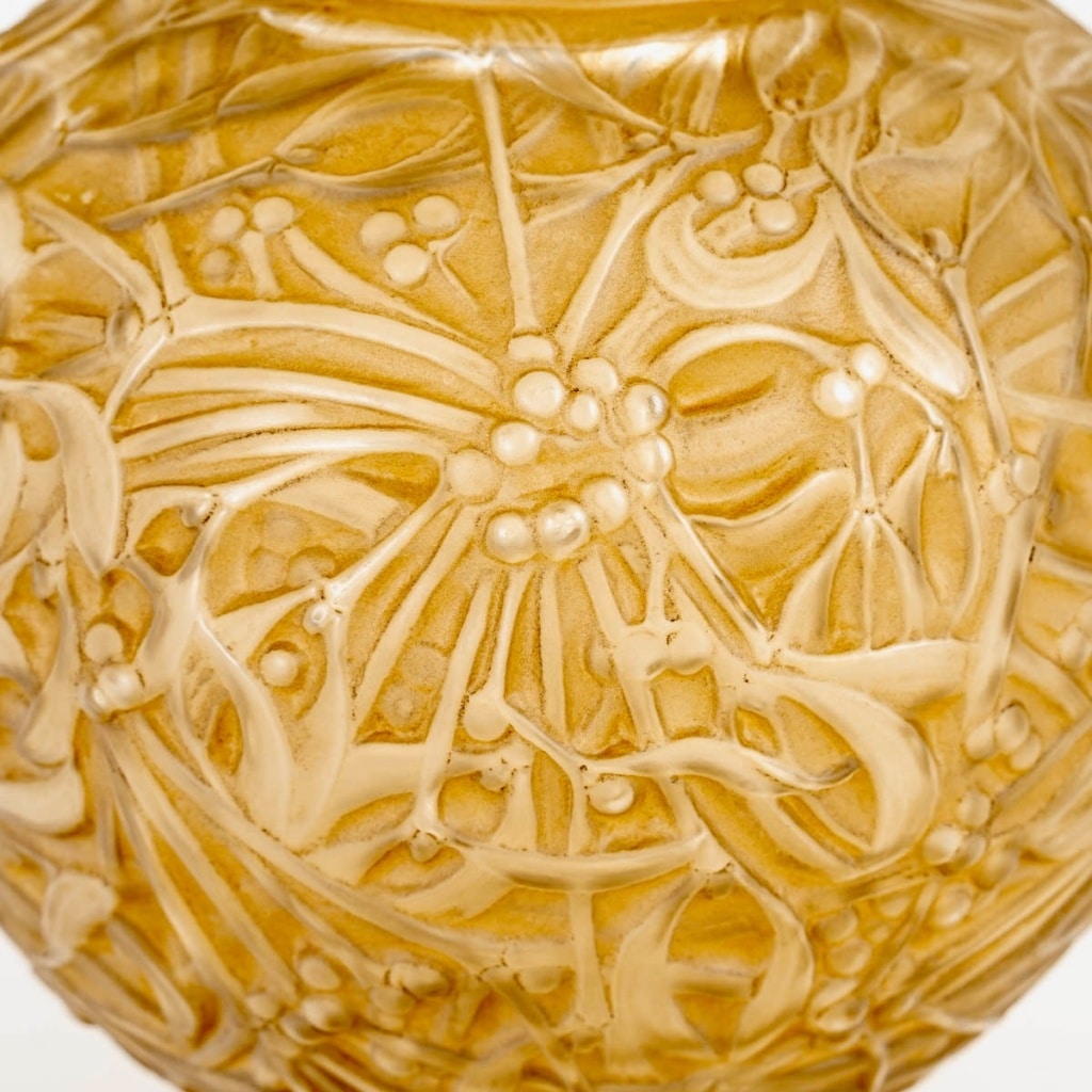 Vase "Gui" verre blanc patiné sépia de René LALIQUE 