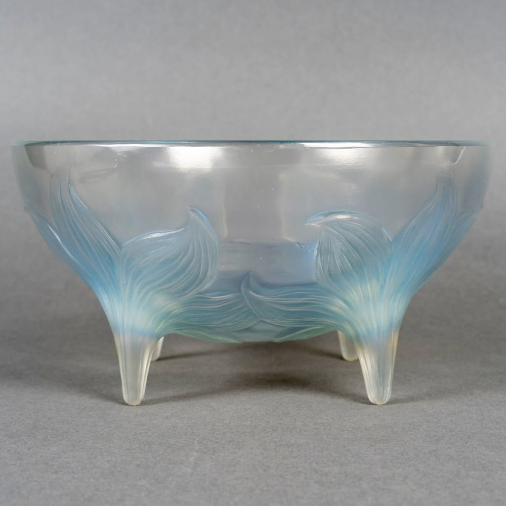 Coupe « Lys » verre opalescent patiné bleu de René LALIQUE | Biron 