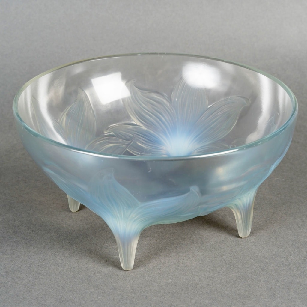 Coupe « Lys » verre opalescent patiné bleu de René LALIQUE | Biron 
