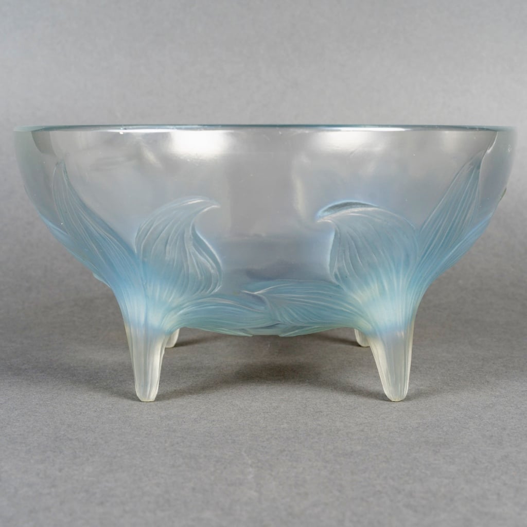 Coupe « Lys » verre opalescent patiné bleu de René LALIQUE | Biron 