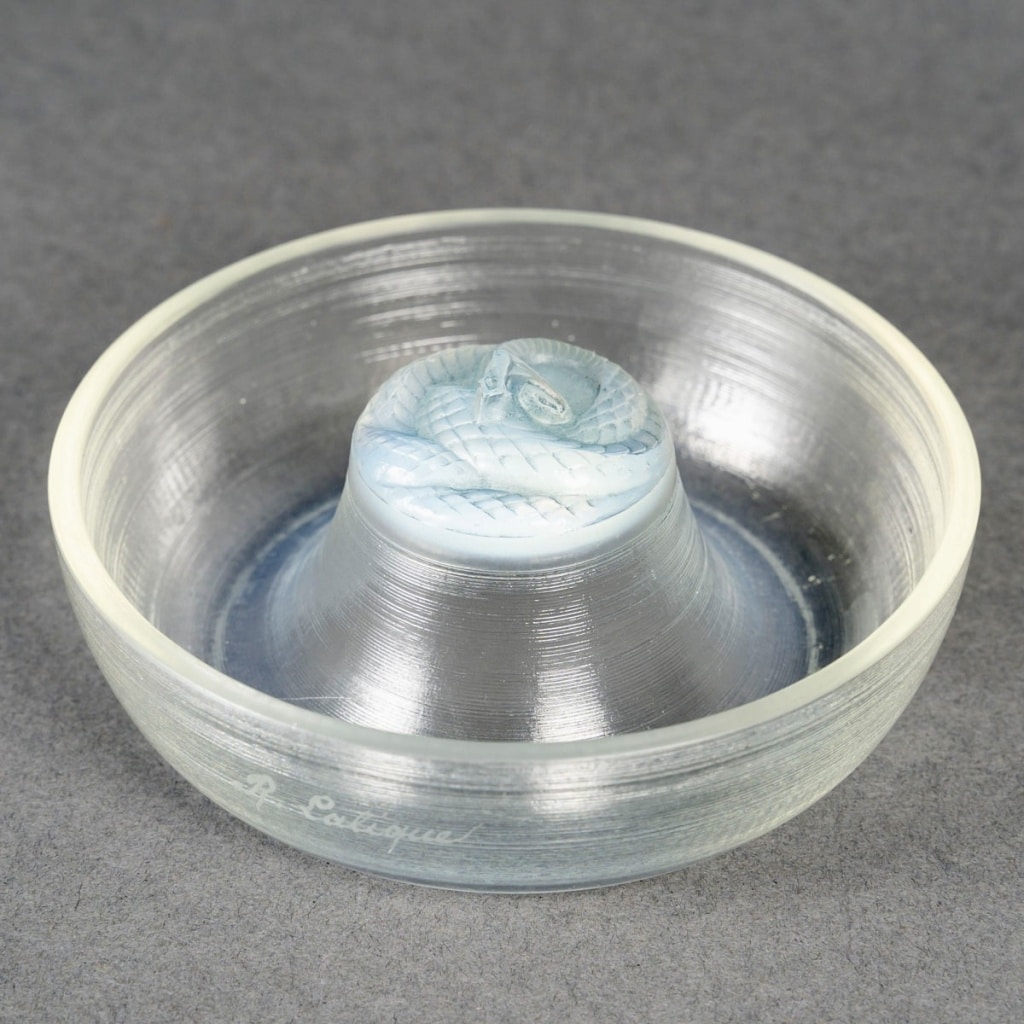 Cendrier Baguier "Serpent" verre opalescent patiné bleu de René LALIQUE 