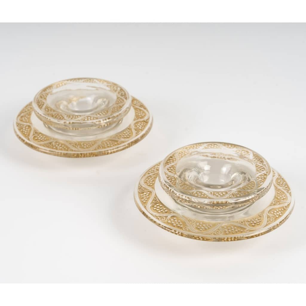 Paire de Bougeoirs "Ricquewihr" verre blanc patiné sépia de René LALIQUE 