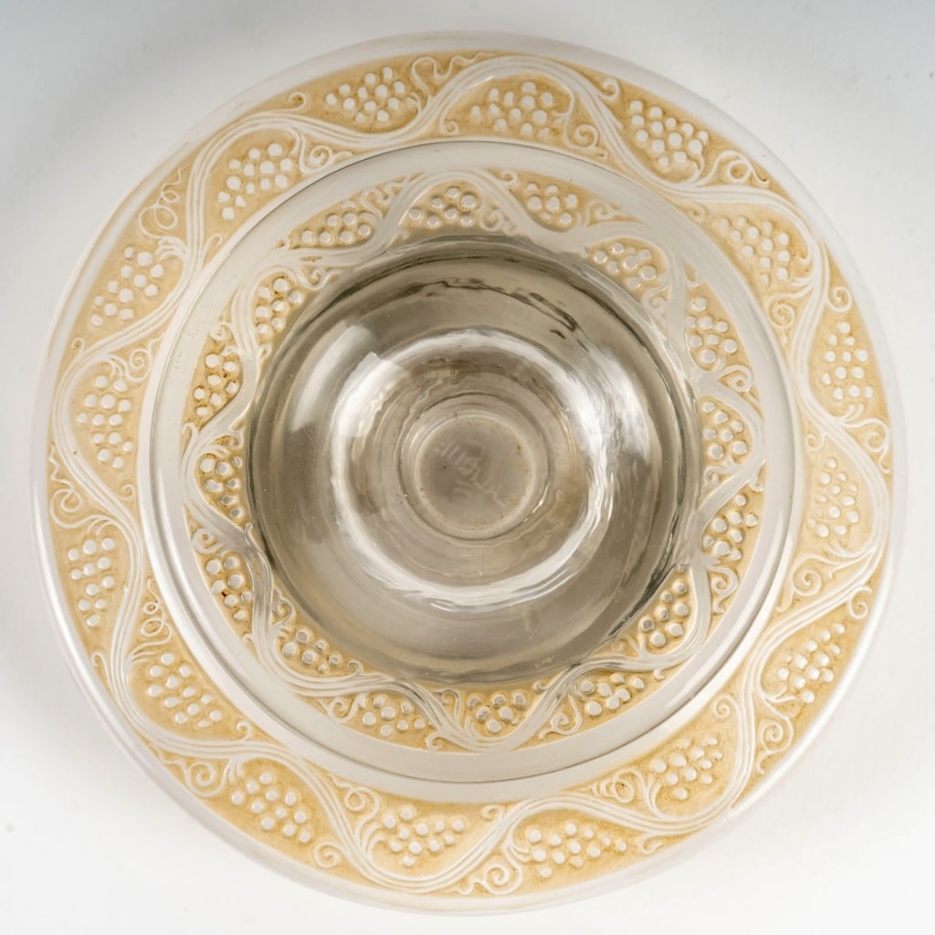 Paire de Bougeoirs "Ricquewihr" verre blanc patiné sépia de René LALIQUE 