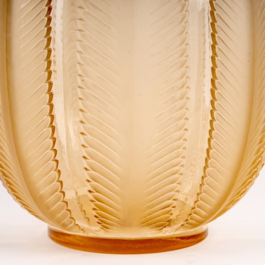 Vase "Biskra" verre rose orangé patiné blanc de René LALIQUE 