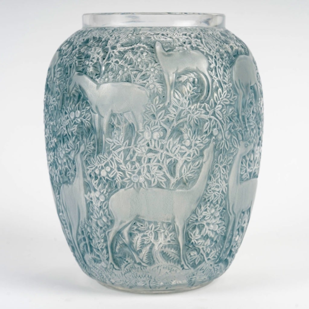 Vase « Biches » verre blanc patiné bleu de René LALIQUE | Biron 