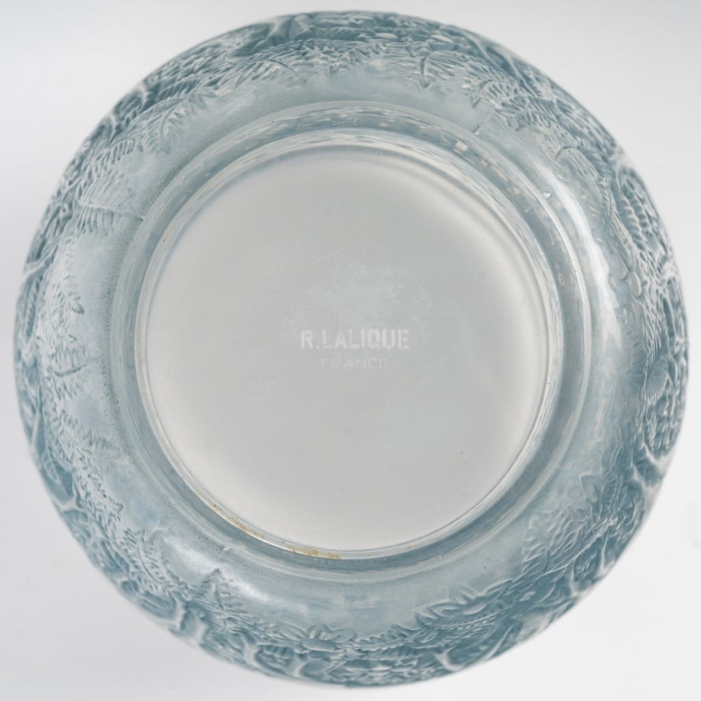 Vase « Biches » verre blanc patiné bleu de René LALIQUE | Biron 
