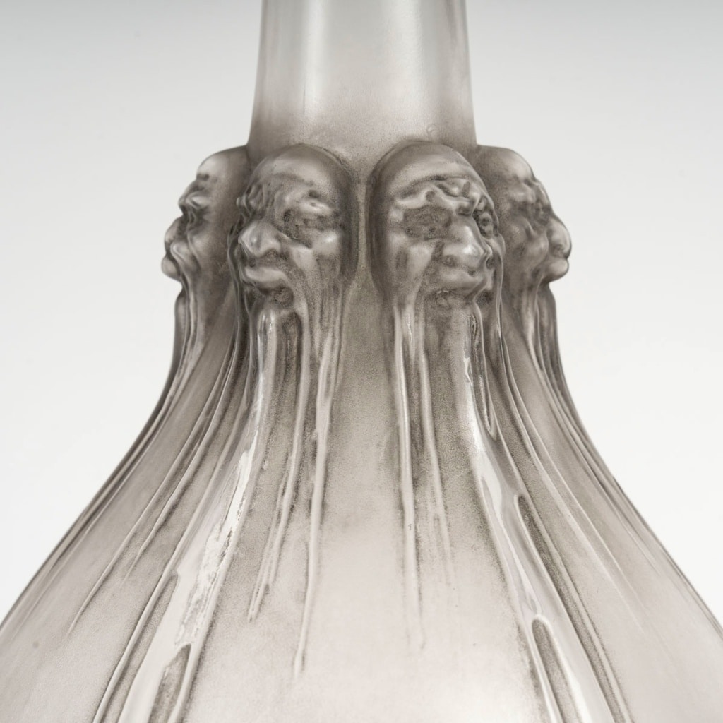 Carafe « Six Têtes » verre blanc patiné gris de René LALIQUE | Biron 