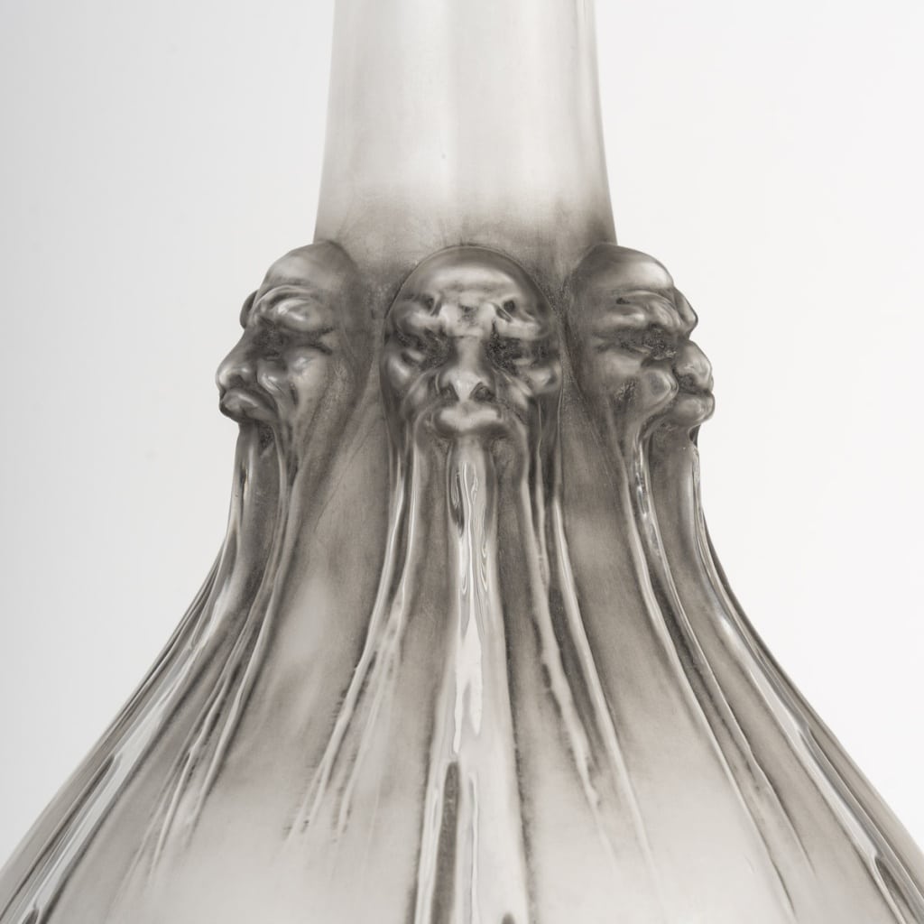Carafe « Six Têtes » verre blanc patiné gris de René LALIQUE | Biron 