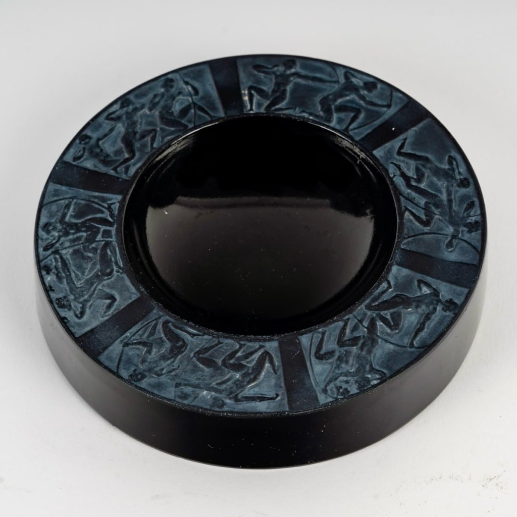 Cendrier "Archers" verre noir patiné blanc de René LALIQUE 